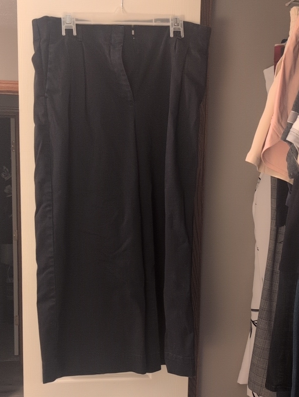 Ann Taylor Women’s Wide-Leg Pants in Black